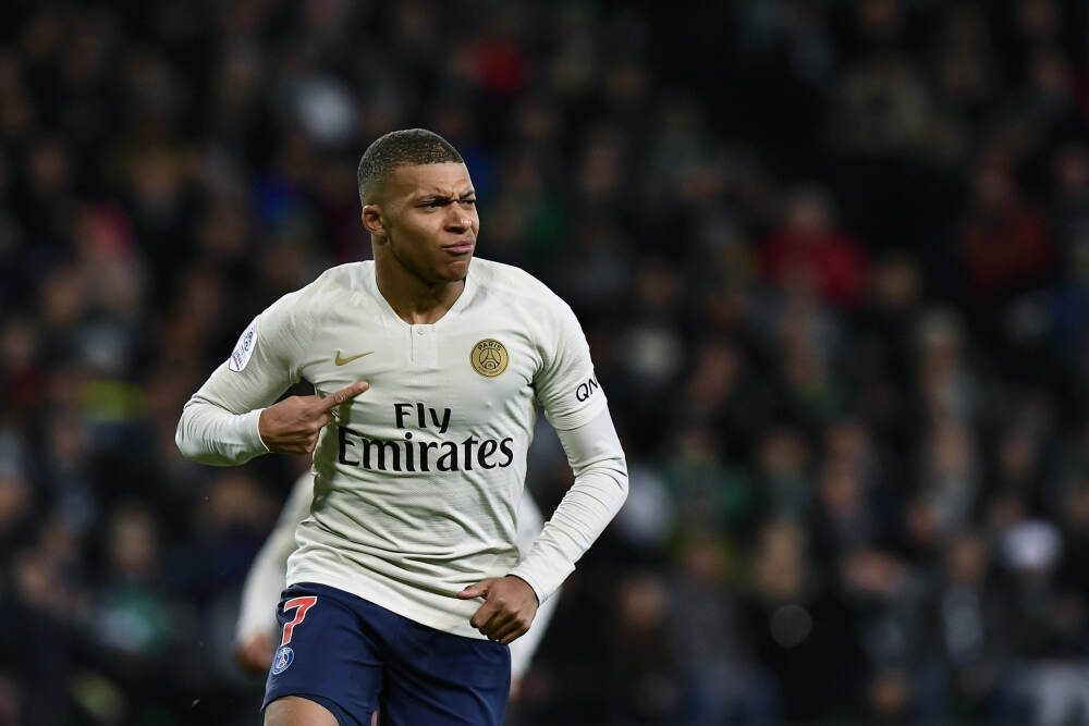 中国西北戈壁建起驭风发电的“白色森林”